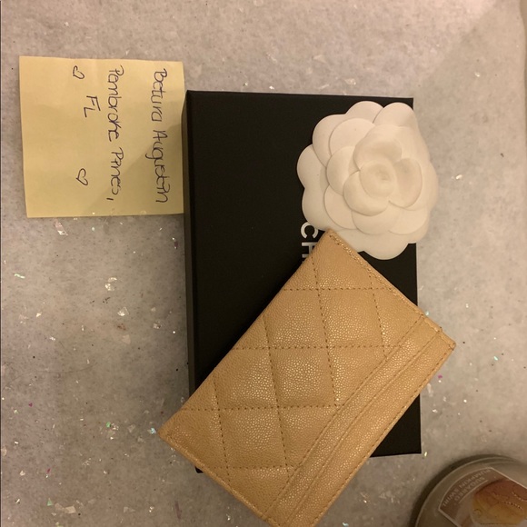 ✖️SOLD✖️19S iridescent beige flat cardholder - Picture 2 of 4